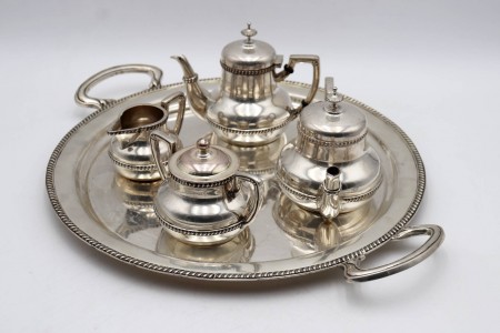 Serviço de café em prata com frisos perlados na envolvência.